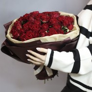 Букет из красных кустовых роз