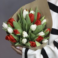 Букет из красных и белых тюльпанов